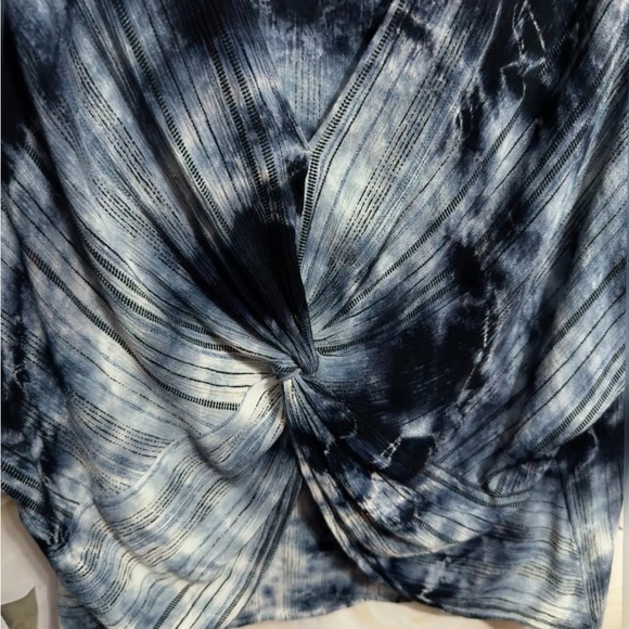 Karen Kane tie-dye top featuring batwing sleeves and a knotted front detail L - Picture 11 of 11